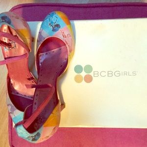 Amazingly cute rainbow heels🌈